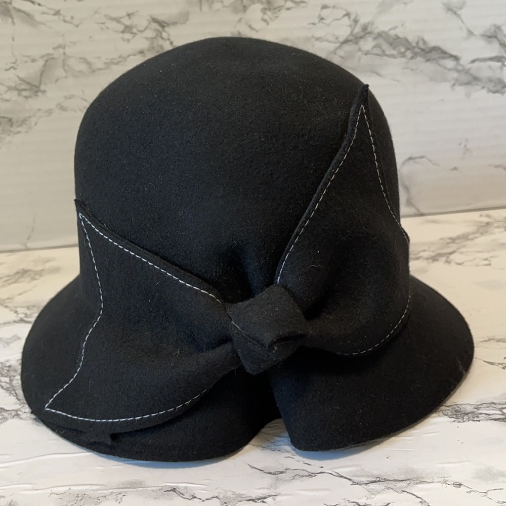 SWAN HAT NEW YORK HAT WITH BOW WITH WHITE STITCHING